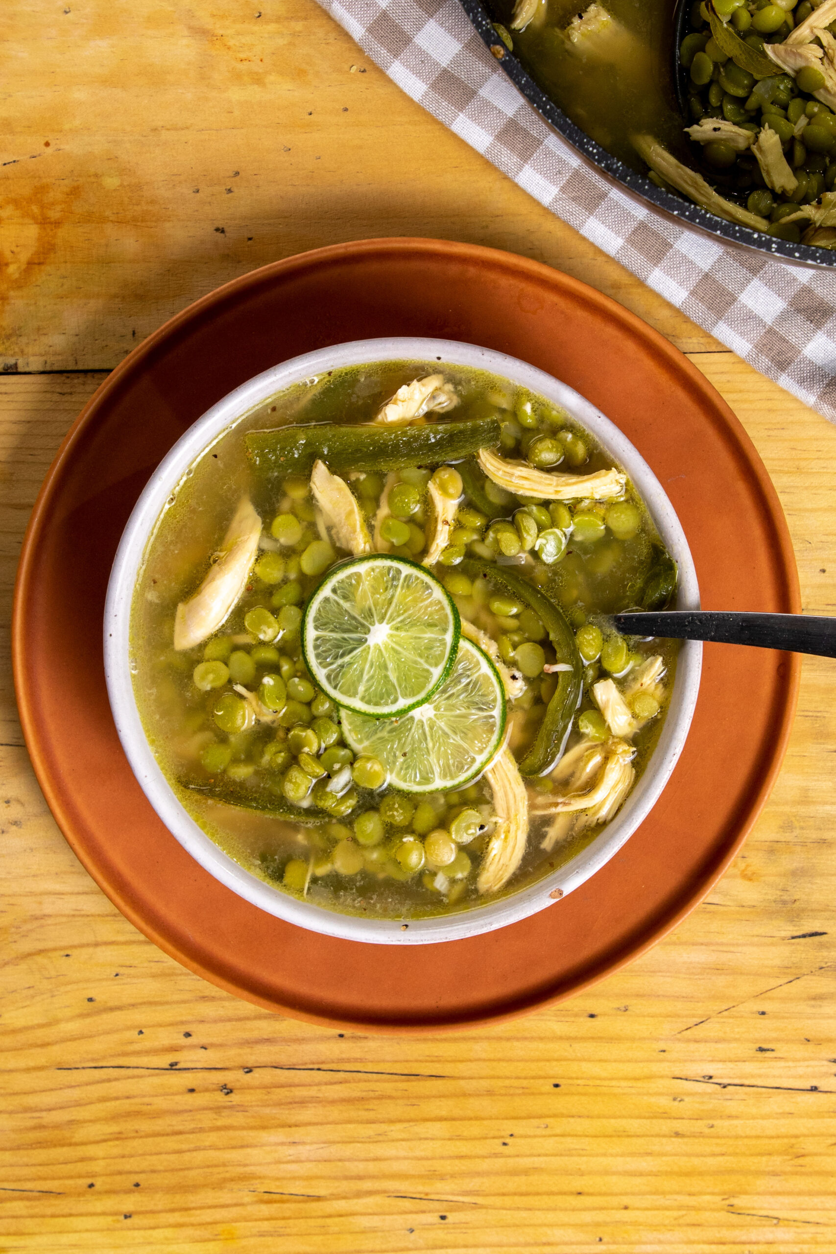 Sopa de Arvejas al Limón con Jalapeño